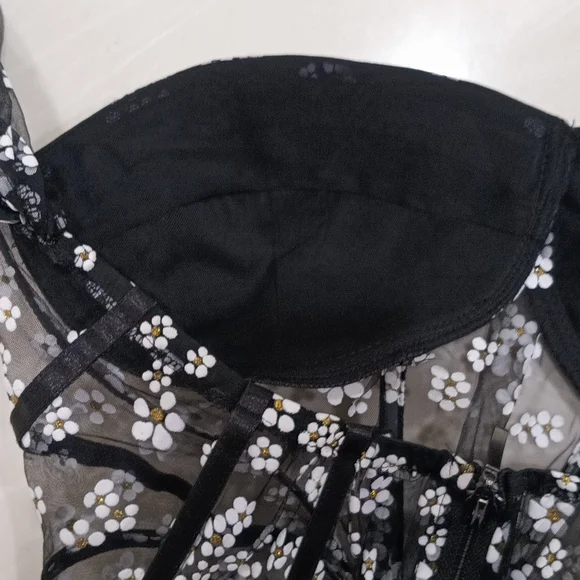 Corset - Picture 4 of 8